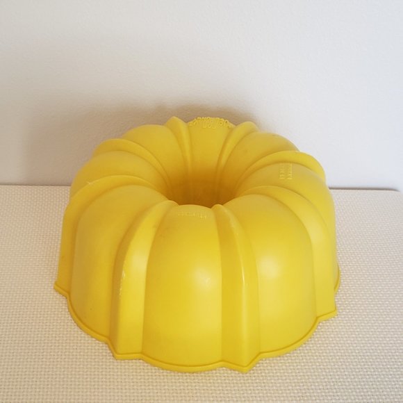 Vintage Plastic Microwave Bundt Pan - Picture 1 of 8